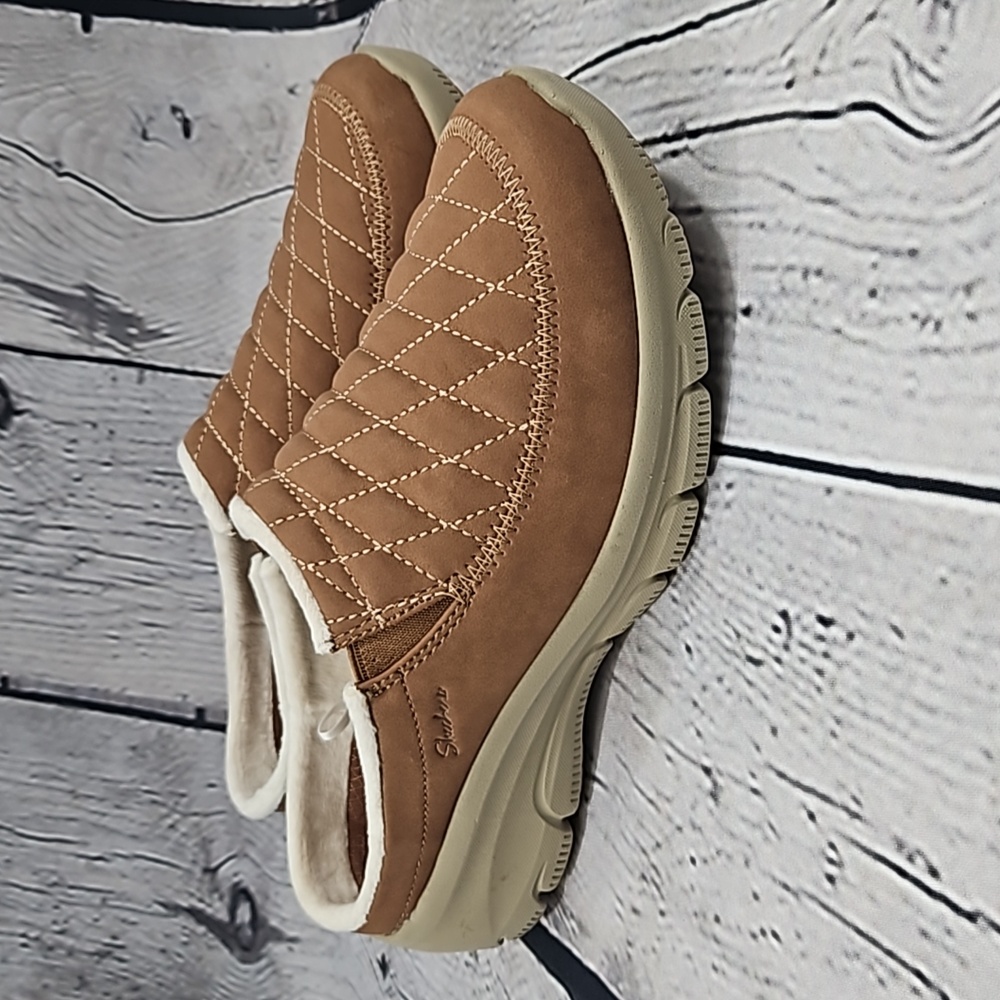 Skechers Air Cooled Women's Water Repellent Quilted Comfort Shoes Size 7.5 NWOT